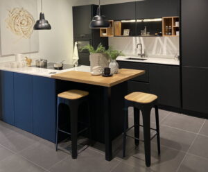 Blauw zwart kookeiland met bar als werkplek thuis Blauw zwart kookeiland met bar als werkplek thuis