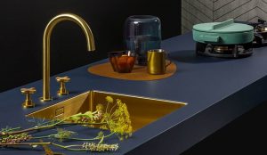 Blauw Fenix keukenblad + pitt cooking, design keuken, Lanesto spoelbak Gold + Lanesto kraan Gold