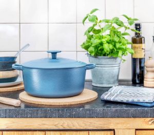 BK bourgogne braadpan 28cm denim blue, blauwe pan, natuursteen aanrechtblad, landelijke keuken