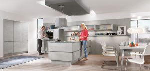 Betonlook keuken met greeploze keukenladen + deuren, Nobilia schiereiland keuken Riva 892 decor beton grijs