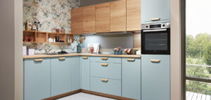Aqua blauwe keuken met houten kastdeurtjes en keukengrepen, Nobilia keuken Touch 337