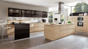 Decor eiken houten keuken met kookeiland - Nobilia greeploze keuken Riva 893