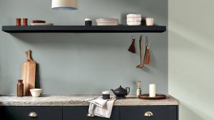 Foto: Keuken muur verven in Flexa Tranquil Dawn en koel grijs + muurplanken en keukenkastjes verven in Flexa antraciet keukenmuur Flexa Tranquil Dawn en koel grijs + wandplanken en keukenkastjes Flexa antracie