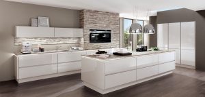 Foto: Grijze hoogglans design keuken met kookeiland – Nobilia keuken LUX Nobilia LUX 819 zijde grijs hoogglans design keuken + kookeiland