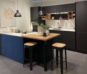 Moderne zwart blauwe keuken met kookeiland en houten bar