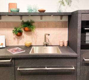 Grijze betonlook keuken met lange RVS staafgrepen, I-KOOK keuken