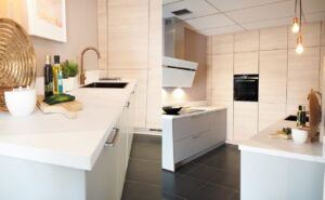 Moderne lichtgrijze keuken met RVS keukengrepen, I-KOOK keuken