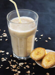 Bananen smoothie havermout maken - Elena Ieya, Unsplash Bananen smoothie havermout maken - Elena Ieya, Unsplash