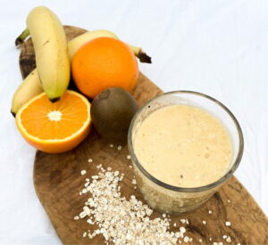 Recept bananen smoothie maken met havermout, fruit: kiwi, sinaasappel en mango Recept bananen smoothie maken met havermout, fruit: kiwi, sinaasappel en mango