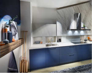 Moderne blauwe keuken met Carrara marmerlook schouw, Häcker keuken AV 6000 fluweel blauwe keukendeurtjes en ladefronten + plint, RAL zijdegrijs, lariks houten keukenbak