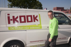 Keukenmonteur bij z'n bus voor het plaatsen van een nieuwe I-KOOK keuken