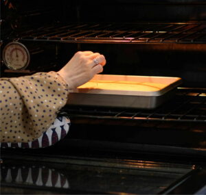 Bananenbrood in de oven gaar? Testen met satéprikker - Kamila Bairam
