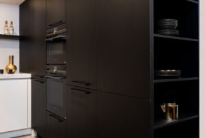Keukenonderdelen: het ideale materiaal en de perfecte kleur keukendeurtje uitzoeken - Rechte design keuken van I-KOOK met donkere hoge kastenwand
