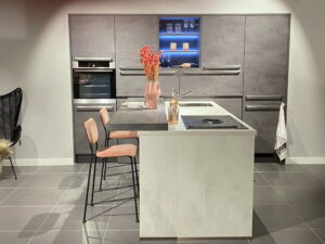 Moderne keukenindeling: Betonlook T-keuken