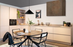 Keukenonderdelen uitzoeken: van keukendeurtjes en handgrepen tot keukenkasten en aanrechtblad - Lichte moderne hoekkeuken van I-KOOK