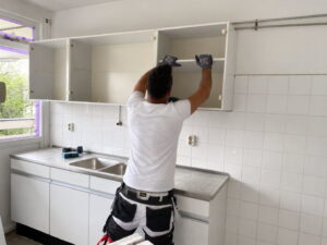 1 - Oude keuken demonteren 2 - klussen 3 - nieuwe keuken plaatsen 1 - Oude keuken demonteren 2 - klussen 3 - nieuwe keuken plaatsen