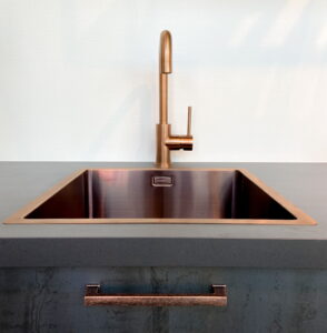 RVS spoelbak Lanesto Copper met bijpassende koperen keukenkraan en koperen keuken handgreep