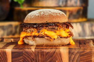 Broodje hete kip kaas pulled chicken - Natan Machado Fotografia Gastronomica
