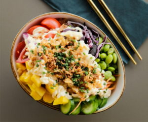 Gerookte kip salade met mango en edamame boontjes - Jose Prada, Pexels Gerookte kip salade met mango en edamame boontjes - Jose Prada, Pexels