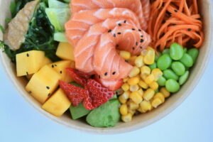 Poke bowl avocado, zalm, mango, komkommer en edamame - Valeria Boltneva, Pexels Poke bowl avocado, zalm, mango, komkommer en edamame - Valeria Boltneva, Pexels
