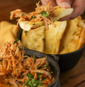 Hete kip pulled chicken als dip op geroosterd knoflookbrood - Augusto Cesar Martins, Pexels