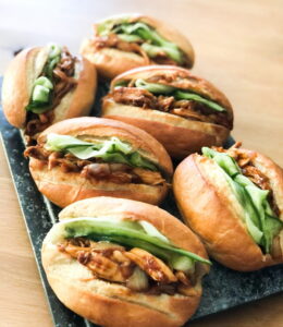 Recept broodje hete kip met komkommer, sambal, knoflook en ui