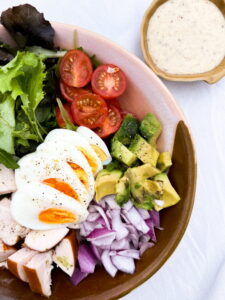 Recept gerookte kip salade met avocado, eieren, komkommer, uien, gemengde sla en honingmosterd dressing - Poké bowl gerookte kip avocado, eventueel met rijst Recept gerookte kip salade met avocado, eieren, komkommer, uien, gemengde sla en honingmosterd dressing - Poké bowl gerookte kip avocado, eventueel met rijst