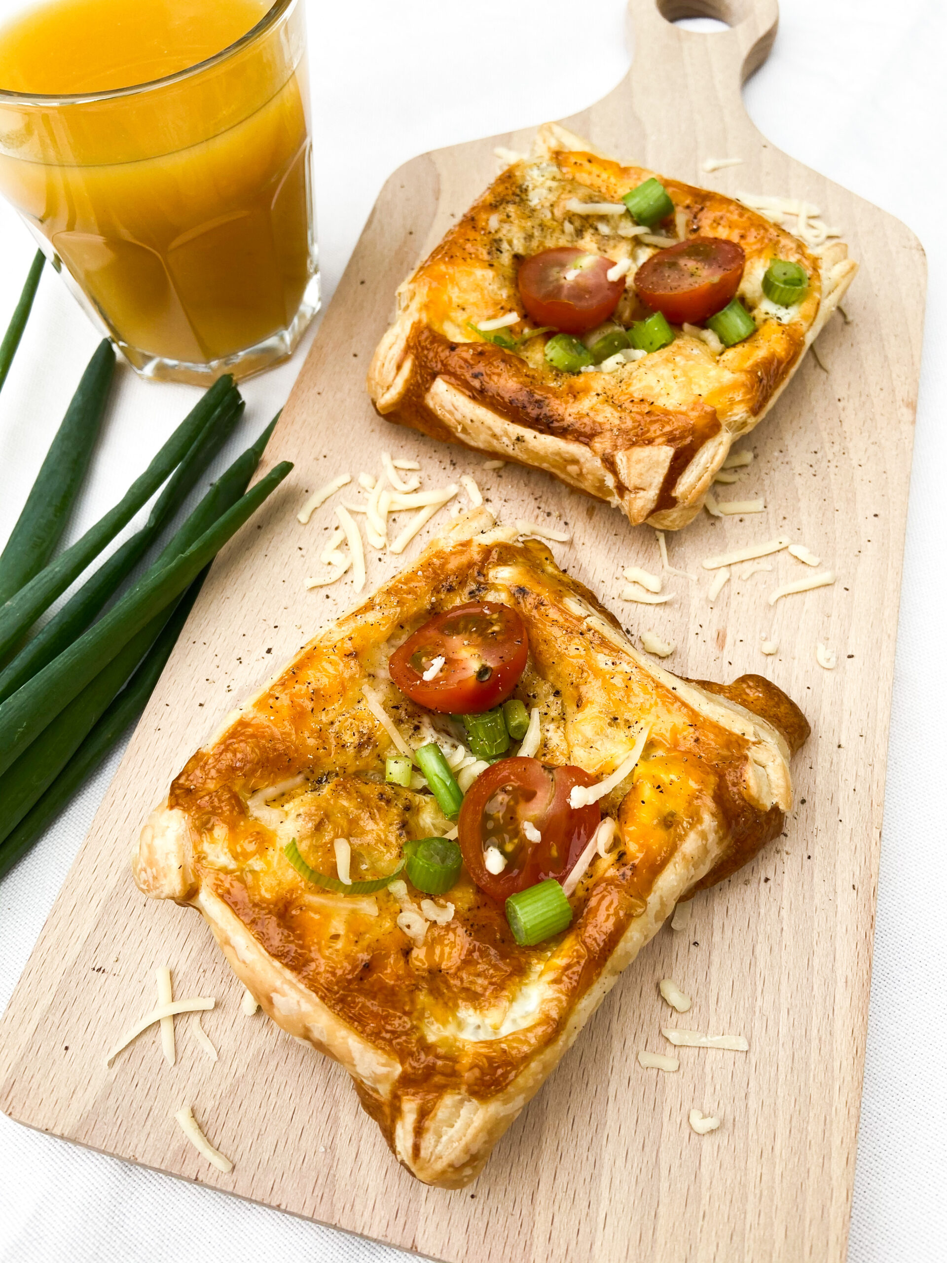 Photo title + alt text: Recept bladerdeeghapjes met ei, heerlijk knapperig gerechtje voor je zondags ontbijt of lunch.