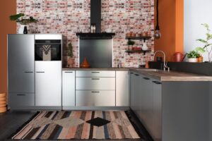Bakstenen - steenstrips keukenwand gecombineerd met zwarte backsplash in een industriële keuken