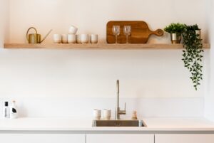 Witte keuken achterwand onzichtbaar in witte keuken