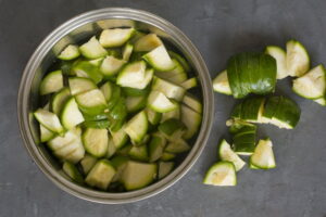 Courgettesoep recept: courgette in stukjes in de pan - Maxi Gagliano, Pexels