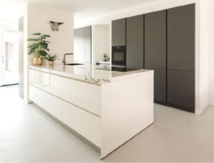 Wit hoogglans design keuken met kookeiland, keramisch wit marmerlook aanrechtblad en mat grijze hoge kastenwand - Binnenkijker trotse I-KOOK klant, Oss Wit hoogglans design keuken met kookeiland, keramisch wit marmerlook aanrechtblad en mat grijze hoge kastenwand - Binnenkijker trotse I-KOOK klant, Oss