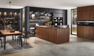Design keuken met schiereiland, Nobilia Riva houten keuken met zwarte wandkast