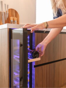 Inbouw wijnklimaatkast voor een luxe keuken design - Binnenkijker bij trotse I-KOOK klant, Tilburg @onsgezinvanhierendaar Inbouw wijnklimaatkast voor een luxe keuken design - Binnenkijker bij trotse I-KOOK klant, Tilburg @onsgezinvanhierendaar