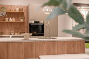 Japandi lichte keuken met spoeleiland en bankje