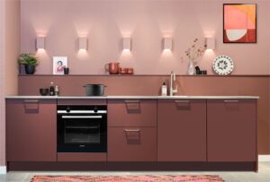 Vensterbank & achterwand keuken verven in de sfeervolle moderne keuken kleur: burgundy - wijnrood