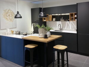 Onderbouw verlichting keuken kastjes, binnenin open regalen & hanglampen boven eiland