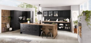 Landelijke industriële keuken met hout, Nobilia Sylt zwarte keuken met hout
