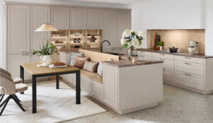 Zand kleurige landelijke keuken met eiland bank: spoeleiland met zithoekje Zand kleurige landelijke keuken met eiland bank: spoeleiland met zithoekje