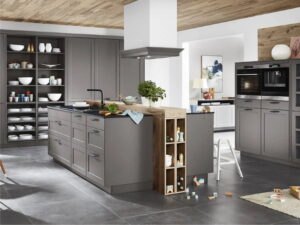 Schiefer mat grijze landelijk keukeneiland: kookeiland en spoeleiland ineen Schiefer mat grijze landelijk keukeneiland: kookeiland en spoeleiland ineen