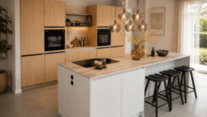 Witte moderne keuken met kookeiland en bar - eiken houtlook fronten hoge kasten en travertin werkblad