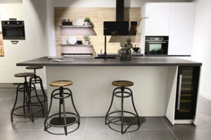 Witte moderne keuken met spoeleiland