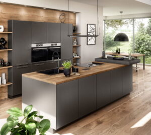 Hanglamp verlichting boven kookeiland en plafond inbouwspots, Nobilia keuken