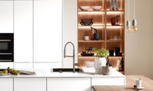 Verlichting boven keuken bar en in open keukenkast, Nobilia keuken