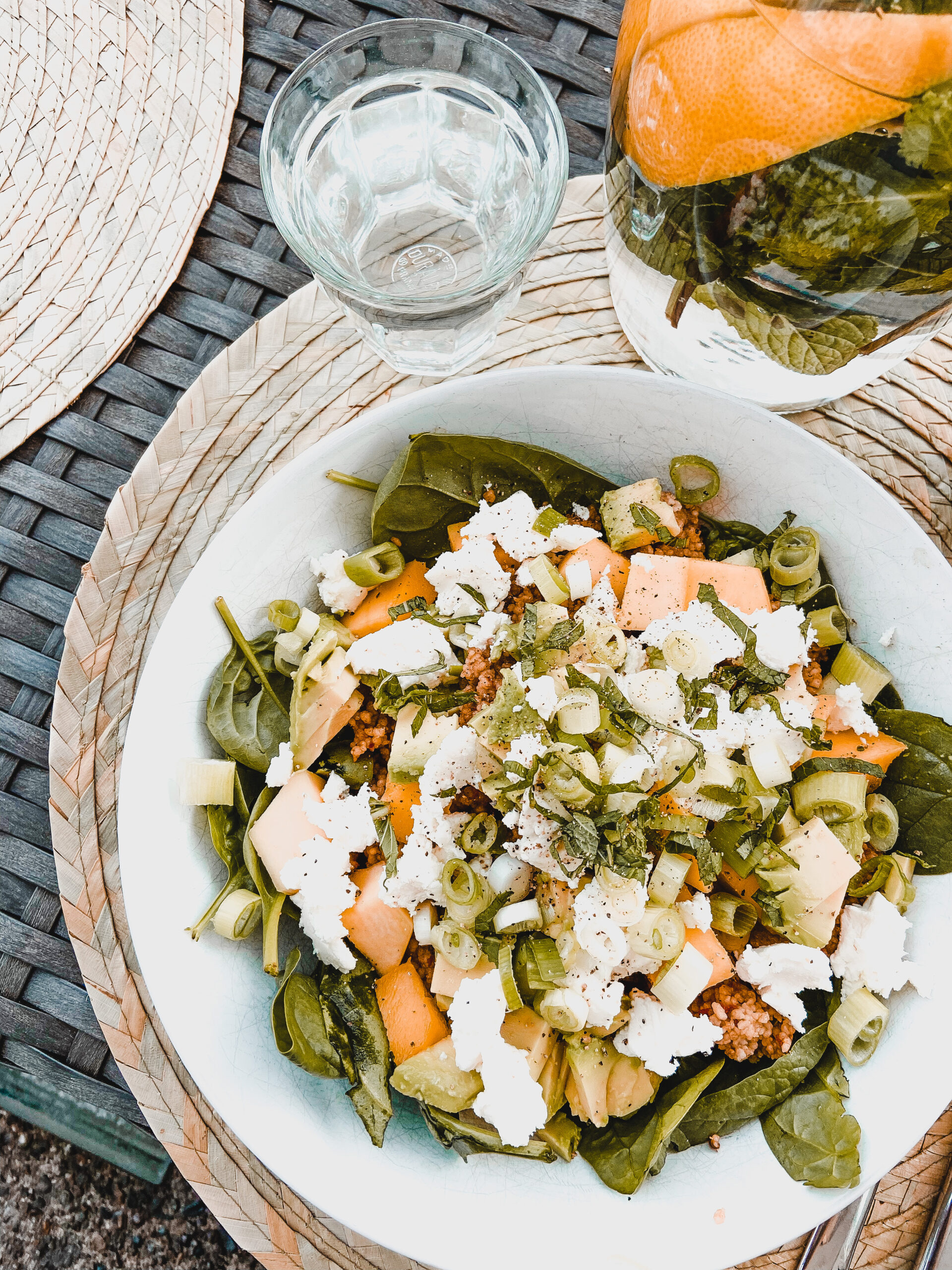 (Photo title + alt text: Het lekkerste Muhammara couscous salade recept voor een zomerse avond en gezonde lunch!)