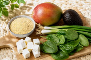 Muhammara couscous salade ingredienten als feta, mango, avocado en baby spinazie Muhammara couscous salade ingredienten als feta, mango, avocado en baby spinazie