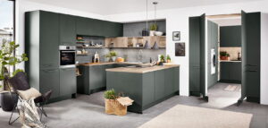 Zacht groene keuken en bijkeuken met houten werkblad en half open bovenkastjes – Nobilia keuken Easytouch 964