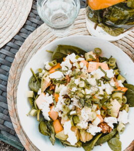 Recept Muhammara couscous salade met feta, kip, avocado, mango en baby spinazie Recept Muhammara couscous salade met feta, kip, avocado, mango en baby spinazie