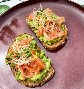 Gezond & lekker recept broodje avocado zalm en kiemgroenten