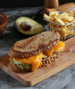 Broodje avocado uit de oven met zalm, mozzarella en kaas - Ahmed Rabea, Pexels